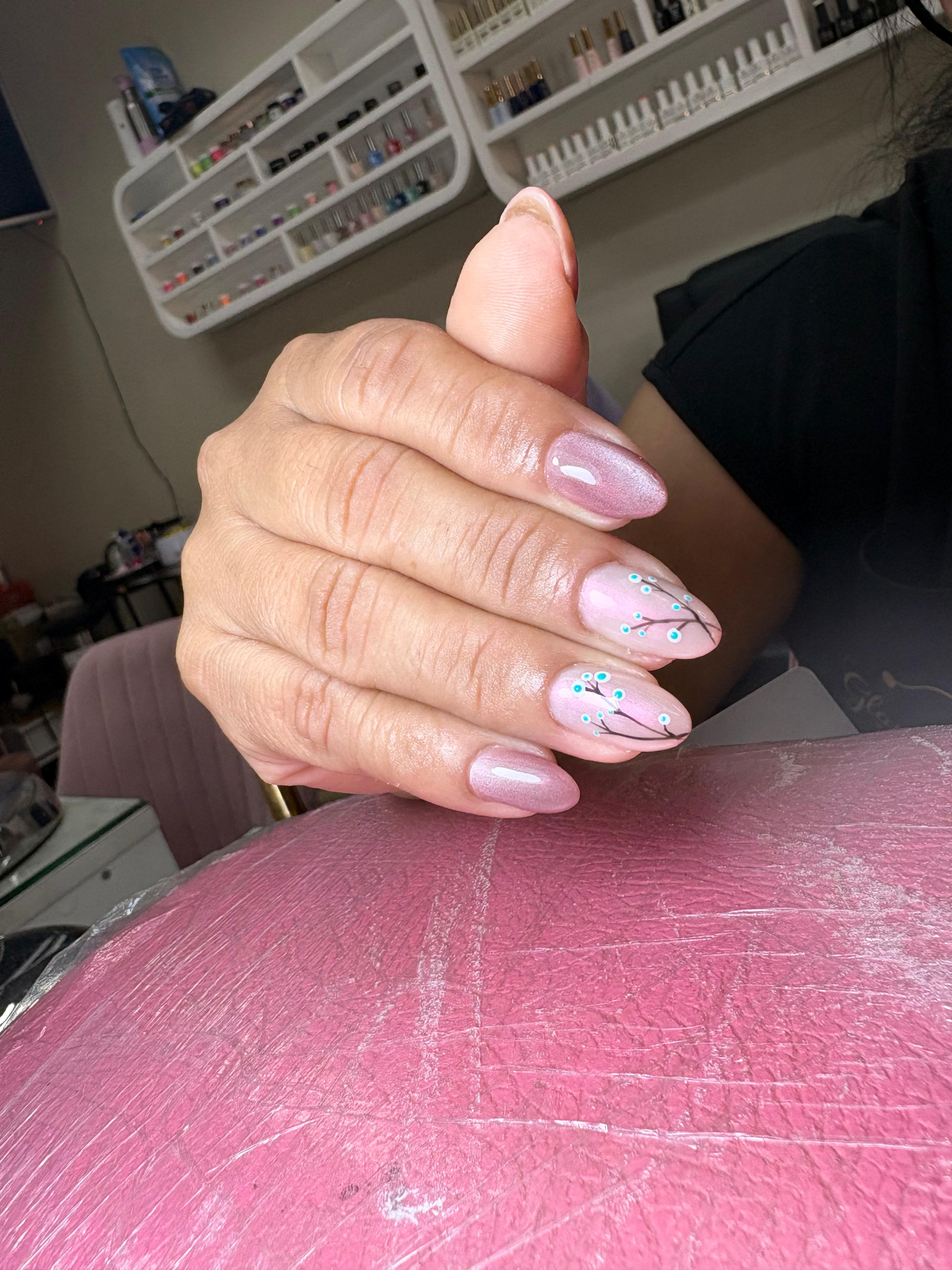 Manicura francesa blanca elegante en Maipú
